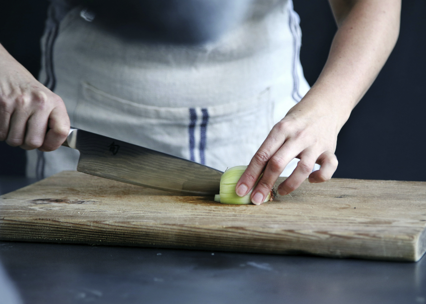 Person schneidet Gurke