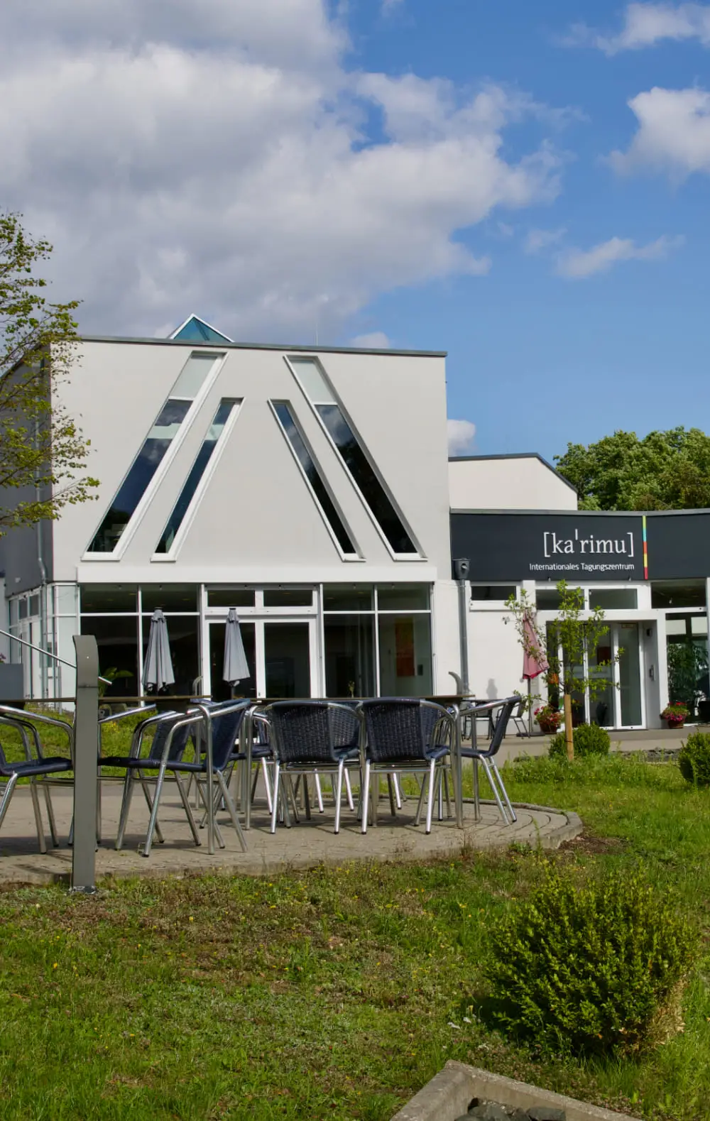 Karimu Internationales Tagungszentrum im Sommer